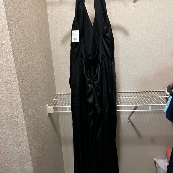 Bridesmaids dress, never worn. The dress is to big for me. - Picture 2 of 6